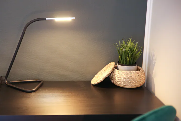 Espace bureau avec lampe du StandingAppart