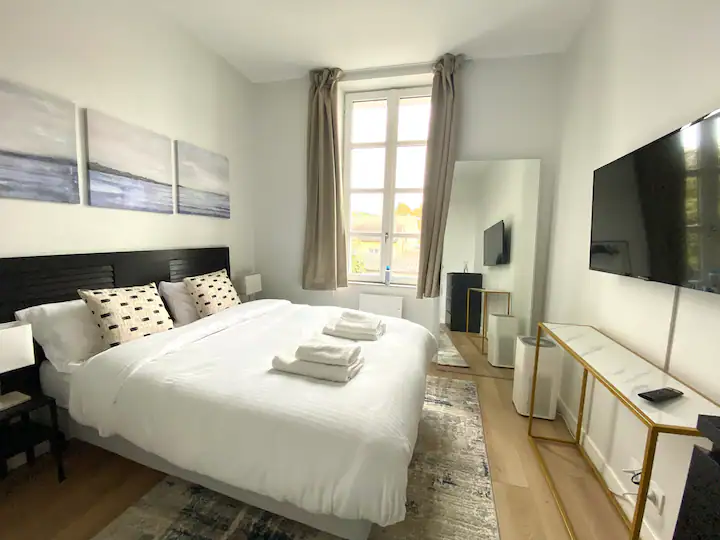 Chambre avec lit double et télévision du ModernAppart